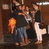 Daniela Mercury abraça amiga após jantar em restaurante carioca