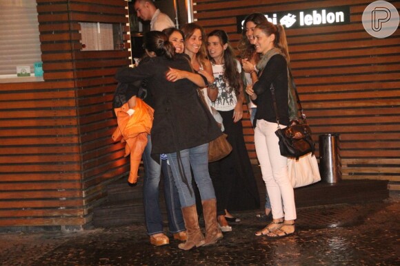Daniela Mercury abraça amiga após jantar em restaurante carioca