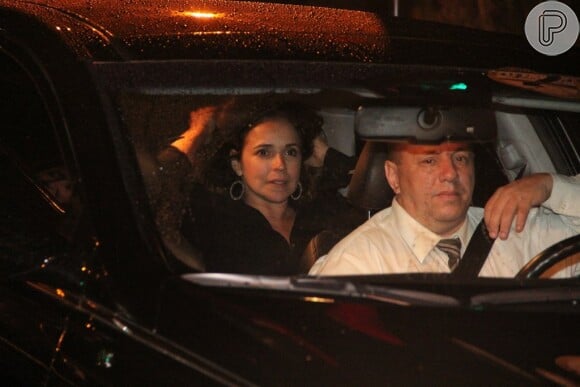Daniela Mercury é fotografada dentro do carro