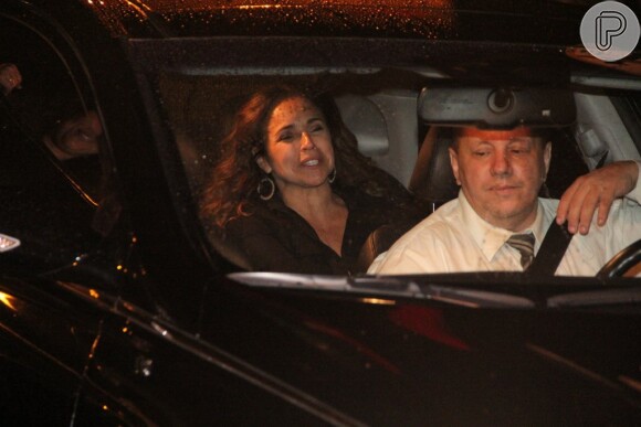 Daniela Mercury entra no carro após jantar