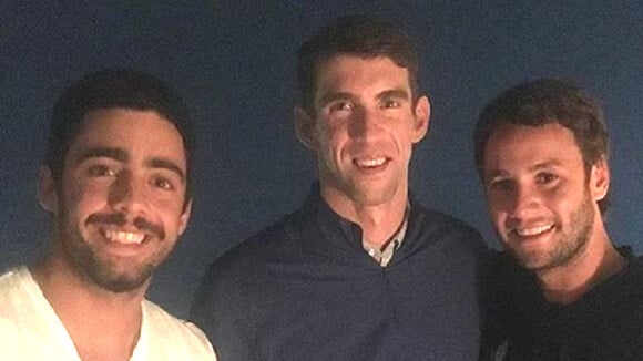 Sem Luana Piovani, Pedro Scooby posa com Michael Phelps em evento: 'O maior'