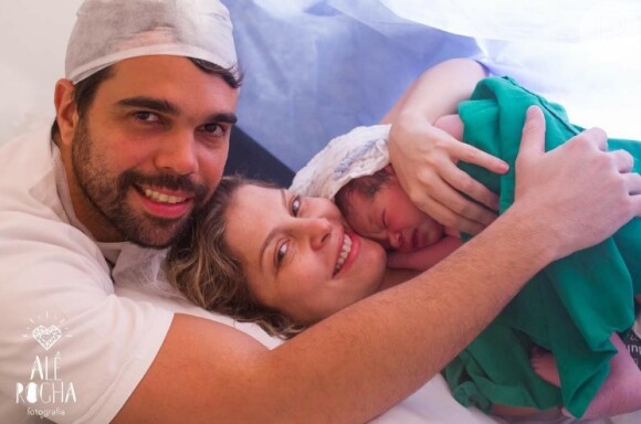 Bárbara Borges mostrou o rosto do filho, Theo Bem, nascido nesta segunda-feira, 15 de agosto de 2016: 'Bebezão olímpico'