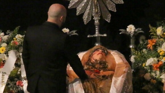 Elke Maravilha é velada com figurino usado durante musical em teatro do Rio