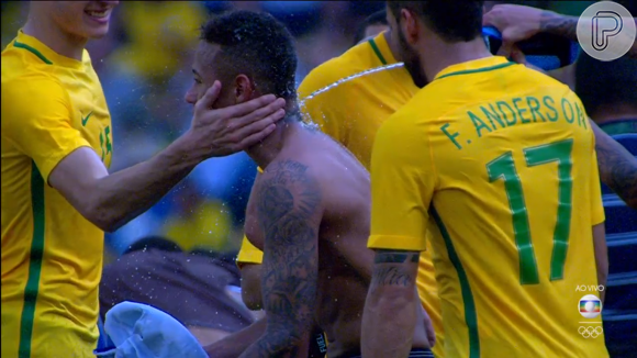 Neymar comemora vitória de 6 a 0 do Brasil sobre Honduras nesta quarta (17)