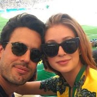 Marina Ruy Barbosa assiste com o noivo, Xandinho Negrão, goleada do Brasil