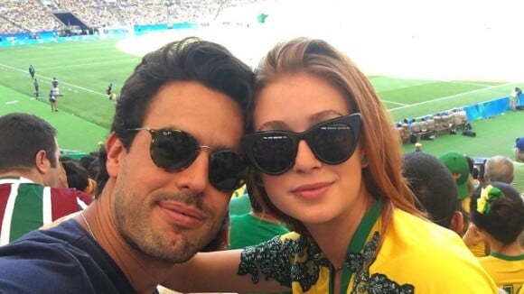 Marina Ruy Barbosa assiste com o noivo, Xandinho Negrão, goleada do Brasil