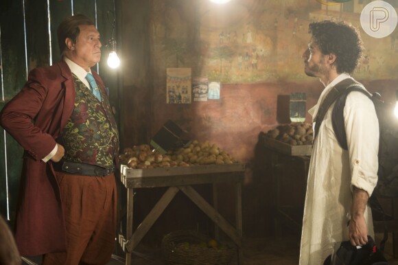 Afrânio (Antonio Fagundes) convida Martim (Lee Taylor) para jantar em sua casa, na novela 'Velho Chico'