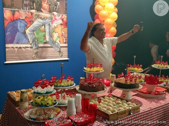Dennis Carvalho comemorou 67 anos no dia 27 de setembro com uma festa surpresa nos bastidores da novela 'Sangue Bom'