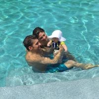 Michael Phelps posa na piscina com noiva e filho após Olimpíada: 'Aposentadoria'
