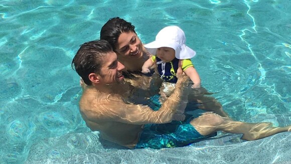 Michael Phelps posa na piscina com noiva e filho após Olimpíada: 'Aposentadoria'