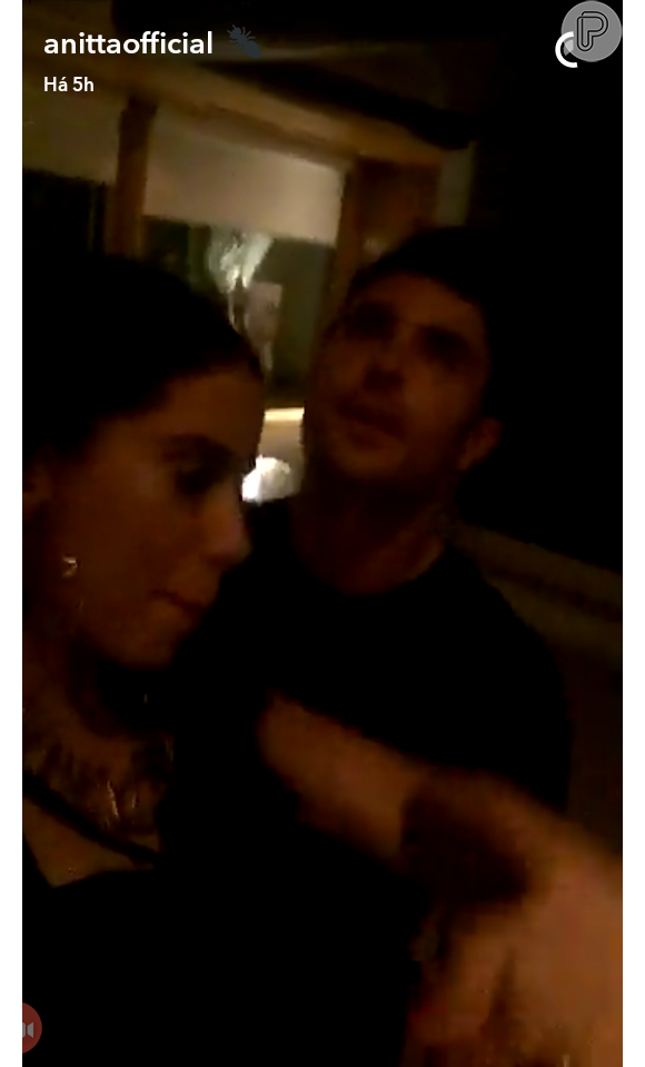 Anitta postou um vídeo com Zac Efron e aparece dançando com o ator para a câmera do celular