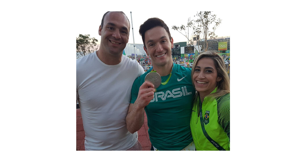 Daniele Hypolito ao lado dos irmãos Edson e Diego, medalha ...