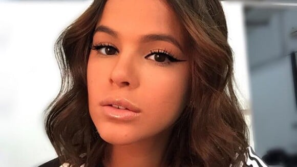 Bruna Marquezine leva susto de maquiador em aeroporto: 'Consegui me vingar!'