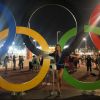 Marina Ruy Barbosa posa nos arcos, símbolos das Olímpiadas