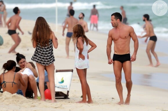 Malvino Salvador resolveu aproveitar a tarde na praia da Barra da Tijuca, no Rio