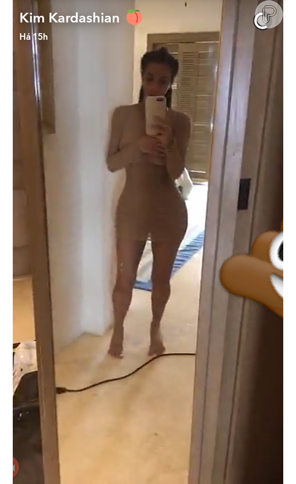 Esbanjando o corpão em forma, Kim Kardashian compartilhou fotos de suas curvas no seu Snapchat