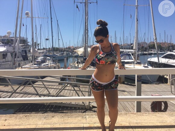 Kelly Key mostrou a barriguinha de grávida em uma praia de Portugal
