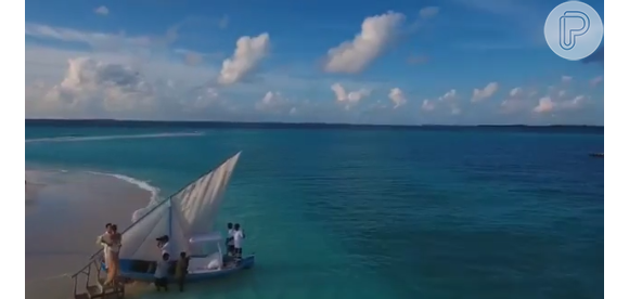 Isabeli Fontana chegou a ilha onde foi celebrado o casamento de barco