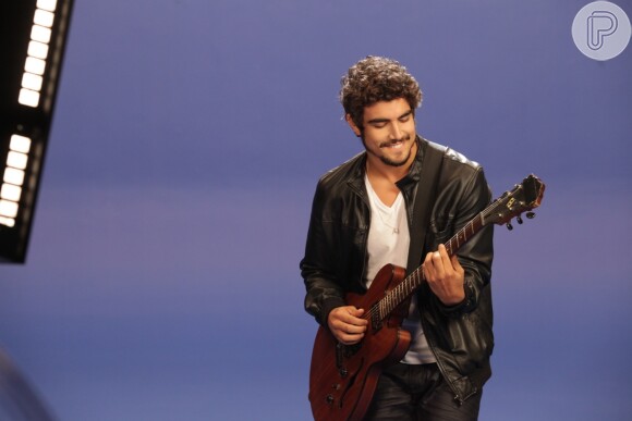Caio Castro participou da gravação de um clipe da cantora Ana Clara