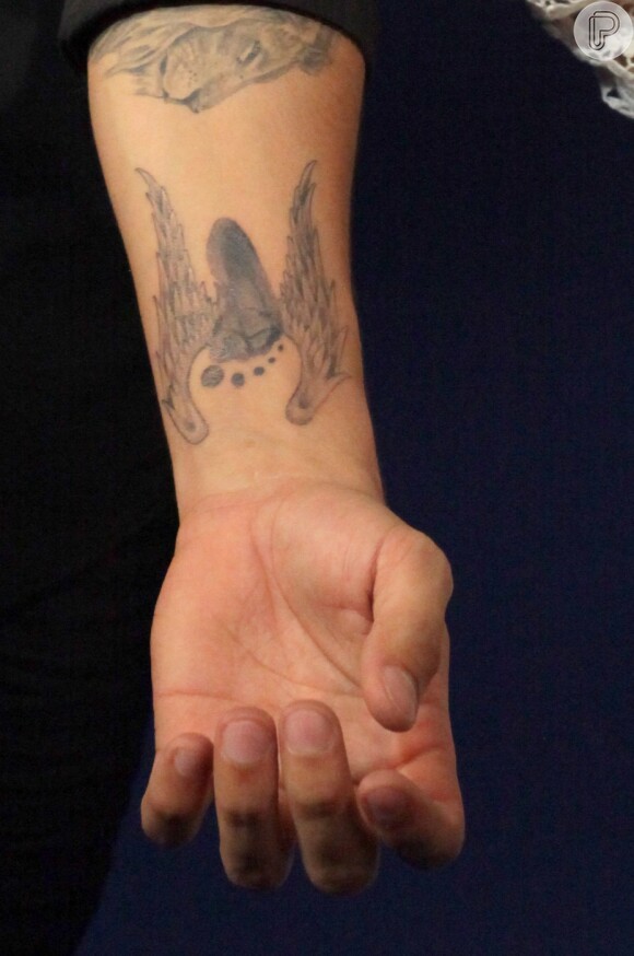 Caio Castro disse que o pezinho tatuado não tem ligação com uma filha que morreu com três dias de vida