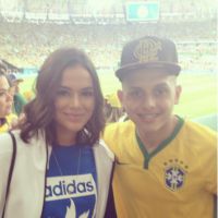 Bruna Marquezine posa com fã no Maracanã em jogo do Brasil nas Olimpíadas