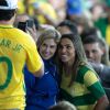 Jogadora Marta posa com fãs durante jogo entre Brasil e Alemanha, no Maracanã