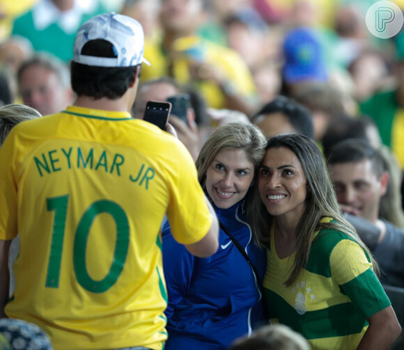 Jogadora Marta posa com fãs durante jogo entre Brasil e Alemanha, no Maracanã