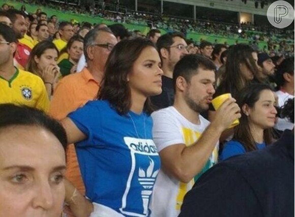 Bruna Marquezine assistiu ao jogo do Brasil contra a Alemanha na arquibancada do Maracanã