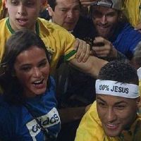 Neymar sobe arquibancada para abraçar Bruna Marquezine após vitória. Vídeo!