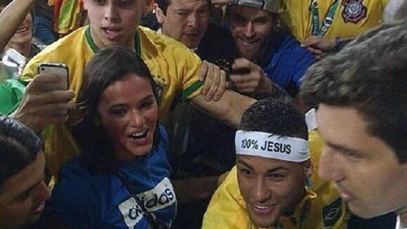 Neymar sobe arquibancada para abraçar Bruna Marquezine após vitória. Vídeo!