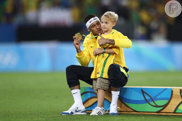 Neymar comemorou a medalha de ouro ao lado do filho, Davi Lucca