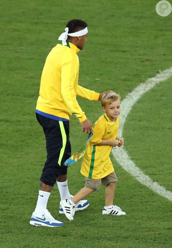 Neymar comemorou a medalha de ouro ao lado do filho, Davi Lucca