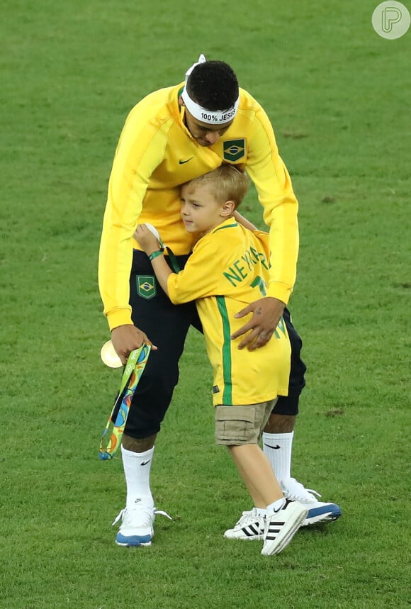 Neymar comemorou a medalha de ouro ao lado do filho, Davi Lucca