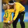 Neymar beija o filho, Davi Lucca