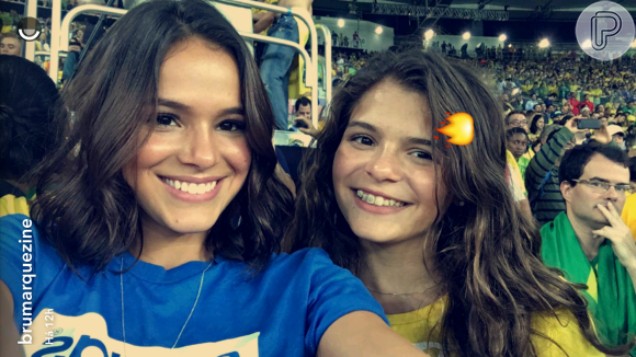 Bruna Marquezine levou a irmã, Luana, para assistir ao jogo que trouxe ouro inédito ao Brasil, no Maracanã, em 20 de agosto de 2016