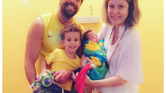 Filho recém-nascido de Bárbara Borges tem alta de UTI: 'Meu ouro chegou em casa'