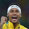 Neymar comemorou o ouro na Olimpíada Rio 2016 abraçando Bruna Marquezine