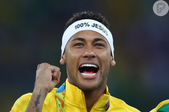 Neymar comemorou o ouro na Olimpíada Rio 2016 abraçando Bruna Marquezine