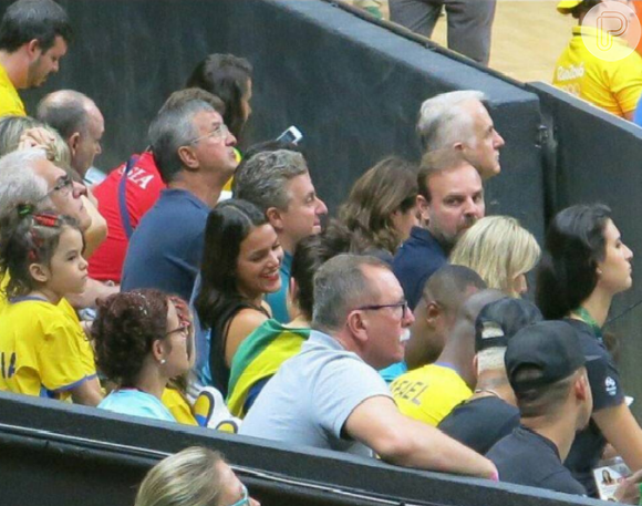 Neymar e Bruna Marquezine assistiram o ouro da seleção brasileira de vôlei a poucos metros de distância no Maracanãzinho neste domingo, 21 de agosto de 2016