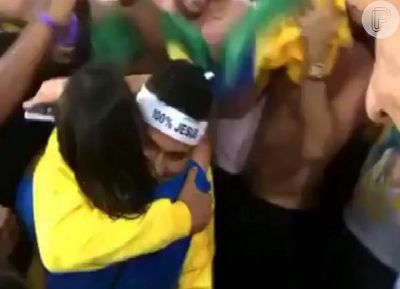 Definitivo na vitória da seleção brasileira contra a Alemanha, Neymar foi até a arquibancada abraçar Bruna Marquezine após ganhar o ouro neste sábado, 20 de agosto de 2016