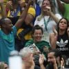 Neymar e Bruna Marquezinte não sentaram lado a lado no Maracanãzinho, onde a seleção brasileira de vôlei conquistou o ouro na Olimpíada Rio 2016 neste domingo, 21 de agosto de 2016, mas estavam no mesmo grupo de amigos