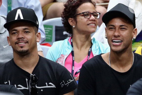 Neymar torceu pelo Brasil na disputa do vôlei pelo ouro sentado entre dois amigos. Bruna Marquezine estava na mesma fileira e grupo de amigos