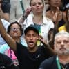 Neymar torceu pelo Brasil na disputa do vôlei pelo ouro sentado entre dois amigos. Bruna Marquezine estava na mesma fileira e grupo de amigos