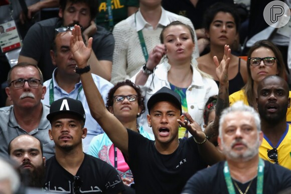 Neymar torceu pelo Brasil na disputa do vôlei pelo ouro sentado entre dois amigos. Bruna Marquezine estava na mesma fileira e grupo de amigos