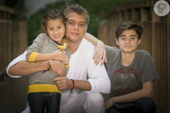 Pai na ficção e paizão na vida real: o ator posa orgulhoso ao lado dos filhos João, de 13 anos, e Ella Felipa, de 5, em ensaio produzido pelo 'Gshow' para o Dia dos Pais, em 14 de agosto de 2016