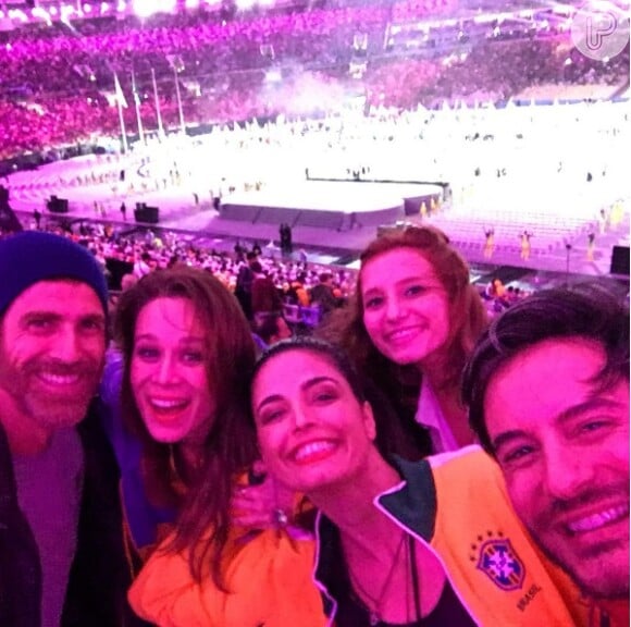 Reynaldo Gianecchini, Mariana Ximenes, Lorena Comparato, Emanuelle Araújo e Ricardo Tozzi posam na cerimônia de encerramento das Olimpíadas Rio 2016