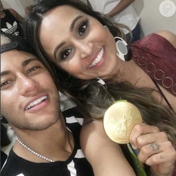 Bruna Marquezine aparece ao fundo em selfie de Neymar e Thaissa Carvalho na festa 'Tardezinha', em 21 de agosto de 2016