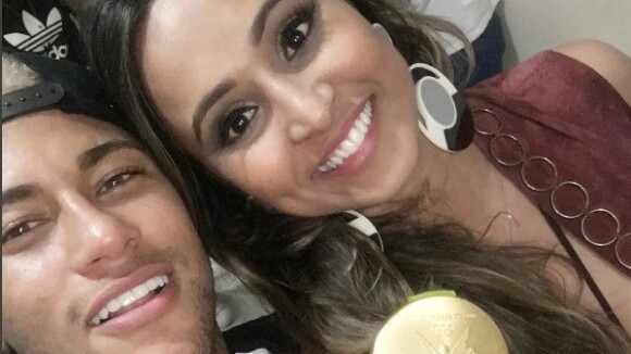 Bruna Marquezine e Neymar vão à festa de Thiaguinho, mas evitam posar juntos