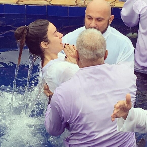 Thaila Ayala é batizada em igreja cristã: 'Reforçar minha fé em Deus'