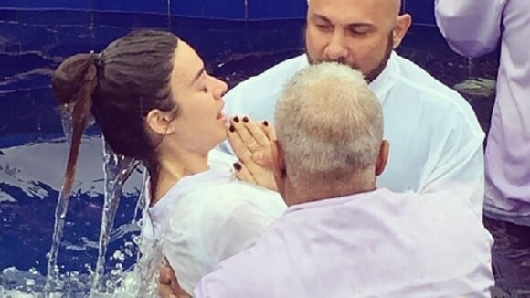 Thaila Ayala é batizada em igreja evangélica: 'Reforçar minha fé em Deus'. Foto!